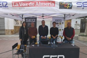 Los empresarios Antonio Sáez (segundo por la izquierda) y Rafael García (primero por la derecha) junto al alcalde de Lubrín, Domingo Ramos (centr