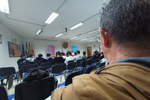 Momento de la charla de R ante los jóvenes del IES Alhamilla