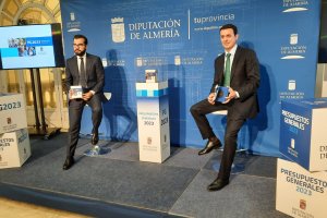 Javier A. García (d) y Álvaro Izquierdo (i) presentan los Presupuestos de la Diputación de Almería