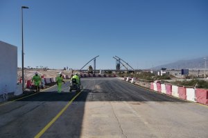 Acceso provisional abierto junto a los trabajos en marcha.
