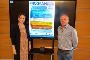 La edil y el responsable del área junto al calendario de acciones formativas.