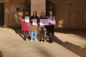 Miembros del AMPA tras registrar el escrito