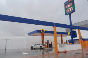 La nueva gasolinera de Plenoil junto al cementerio de Almería.