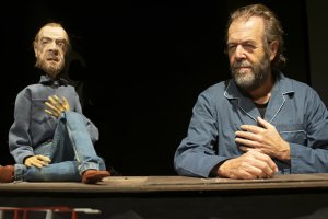 Juan Muñoz y un títere en la obra Recuerda.