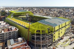 La fachada principal del campo del Villarreal con los edificios al lado.