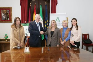 Firma del convenio en Vera.