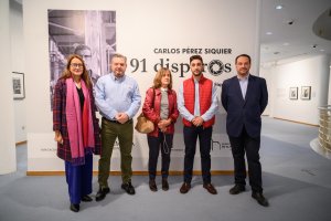 Foto de familia tras la inauguración. 