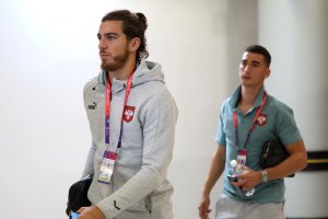 El defensa Babic camino del vestuario de Serbia.