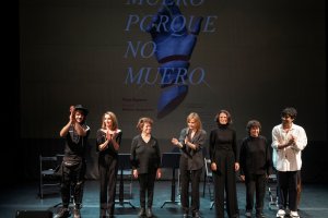 Ana Belén, Gloria Muñoz, Natalie Poza, Aitana Sánchez-Gijón y Julieta Serrano con Paco Bezerra y Matías Umpierrez. FOTO: CRISTINA GARCÍA ZARZA