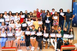 Entrega de diplomas tras el curso.
