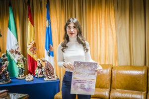 La concejal, Amalia López, junto al cartel de la campaña.