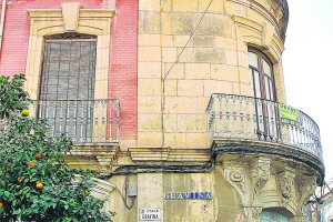 Esquina del edificio de ‘La Bilbaína’, en calle Real con Gravina.