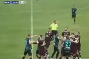 La tangana de Almería y Heart cuando el partido iba camino del descanso.