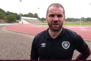 Robbie Neilson, entrenador del Heart.