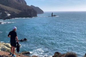 Un senderista por la zona de Cala Arena. (FOTO: Francisco Morales)