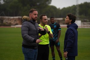 Rubi charlando con Robbie Neilson, entrenador del Heart.