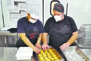 Ramona y Pablo, trabajadores con discapacidad en las cocinas de la Asociación El Saliente.