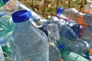 Botellas de plástico.