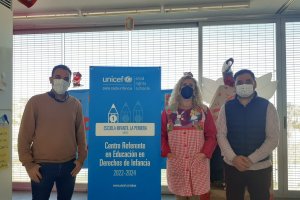 El alcalde y el concejal de Cultura han visitado el Centro de educación Infantil.