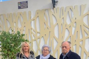 Hermana y padres de Virginia Calvache.