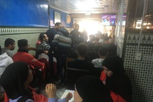 Ambiente durante el partido en el restaurante Miloud de la calle Real que se llenó de aficionados marroquíes con solo un seguidor ibérico.