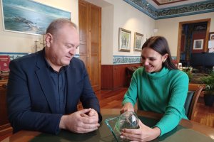 El alcalde y la edil cuevana con el reconocimiento recibido.