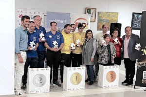 Entrega de galardones a los ganadores.