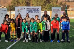 Capitanes de los 8 equipos con autoridades, invitados y organización.