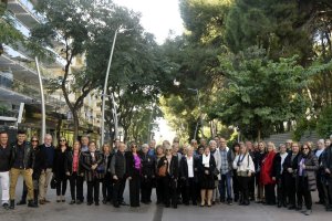 Fotografía de familia con los asistentes al encuentro.