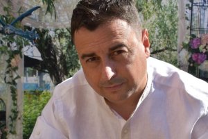 Domingo Torrente es maestro y autor de seis novelas dirigidas al público juvenil.