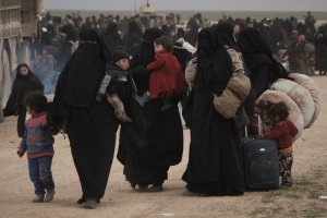 Mujeres y sus hijos en una zona controlada por Estado Islámico en Siria