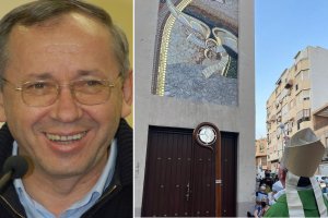 A la izquierda, Rupnik, autor del mosaico bendecido este año por el obispo de Almería.