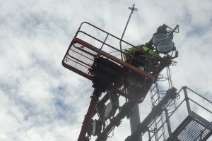 Retirando los focos de la torre de fondo sur junto al Palacio.
