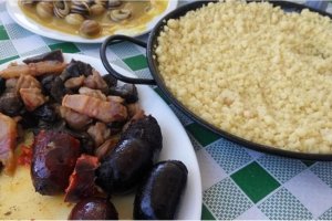 Unas migas con algunos de los productos con las que se acompañan.