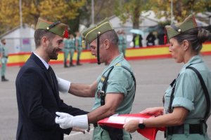 Javier Pajarón, periodista de La Voz, reconocido como Legionario de Honor por el coronel José de Meer en Ronda