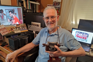 Felipe Ortiz en el museo de la fotografía que tiene en casa.