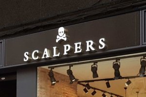 Entrada de una tieda Scalpers con su simbólica calavera.