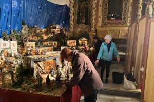 Vecinas de Laujar dando los últimos retoques al Belén.