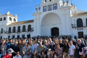 El coro de la Hermandad del Rocío de Almería, ante la ermita almonteña.