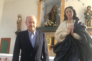 El restaurador Javier Arcos junto a la imagen mariana, en el templo de San Roque.