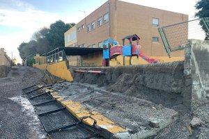 Las lluvias han derribado una buena parte del muro exterior del colegio.