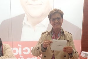 Adriana Valverde acude a depositar su voto.