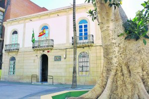 El edificio funciona actualmente convertido en una escuela infantil. En la puerta destaca un enorme ficus.