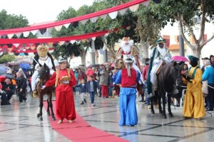 Archivo de los reyes llegan a la Plaza de Andalucía donde les espera en su castillo el Rey Herodes.