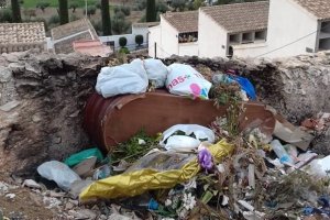 El ataúd depositado entre escombros en las cercanías del cementerio.