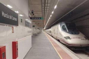 Estación Murcia El Carmen con un tren AVE de pruebas.