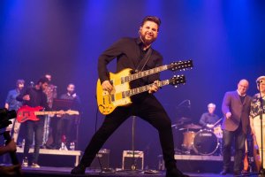 JJ Fuentes, durante su concierto del jueves 8 de diciembre en el Teatro Cervantes de Almería.