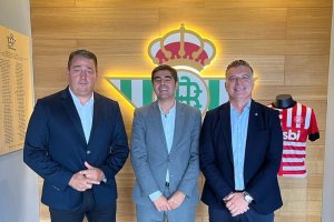 Los representantes del Ayuntamiento, el club y el Grupo Fernández Reche tras firmar el acuerdo.