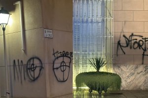 Pintadas aparecidas en la casa del edil (izquierda) y en el Ayuntamiento.
