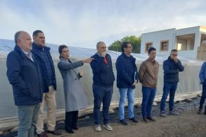 Técnicos y responsables políticos que han visitado este martes el colegio.